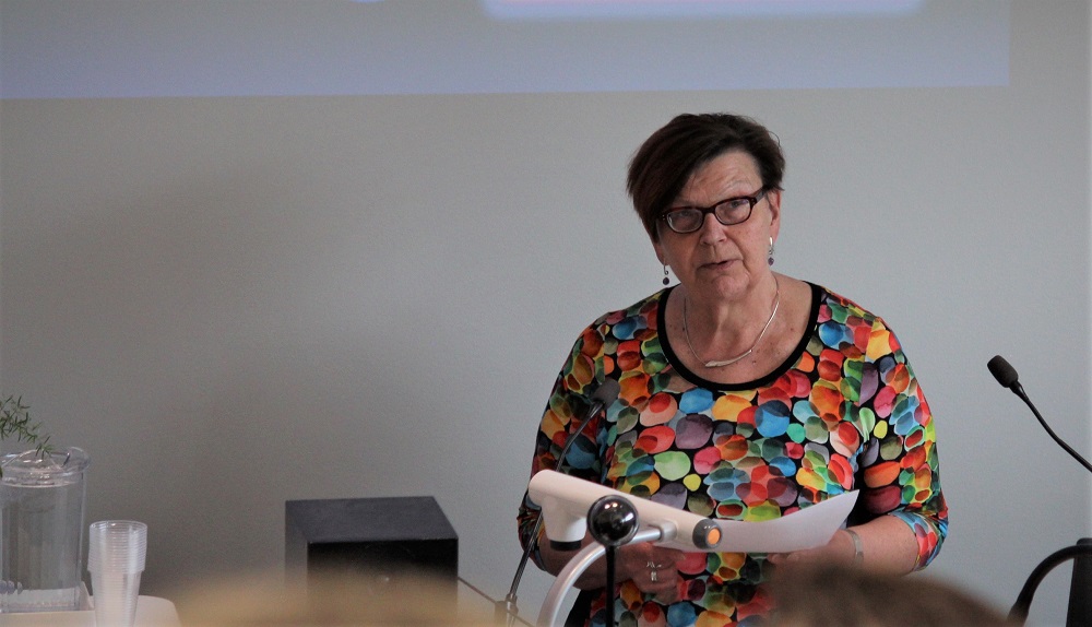 Professori Marjo Kuronen pitämässä puheenvuoroa.